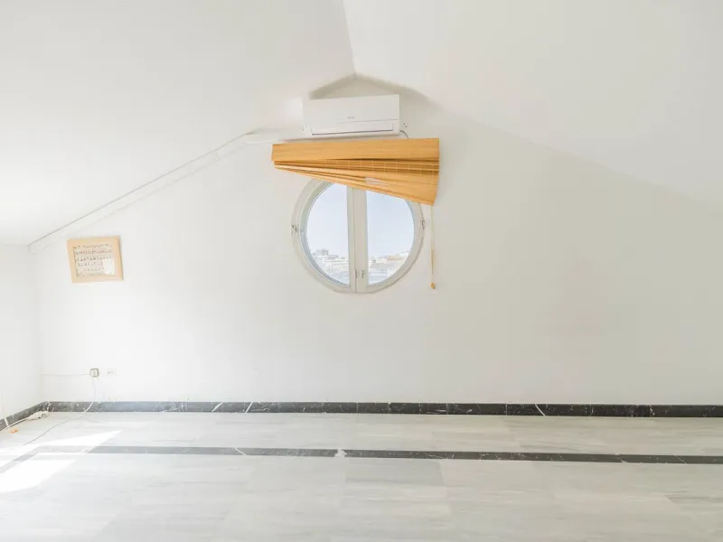 Are you looking for spaciousness, location, and sea views? This exclusive duplex penthouse, located on the seventh floor on Fuengirola's coveted Avenida Ramón y Cajal, has it all.