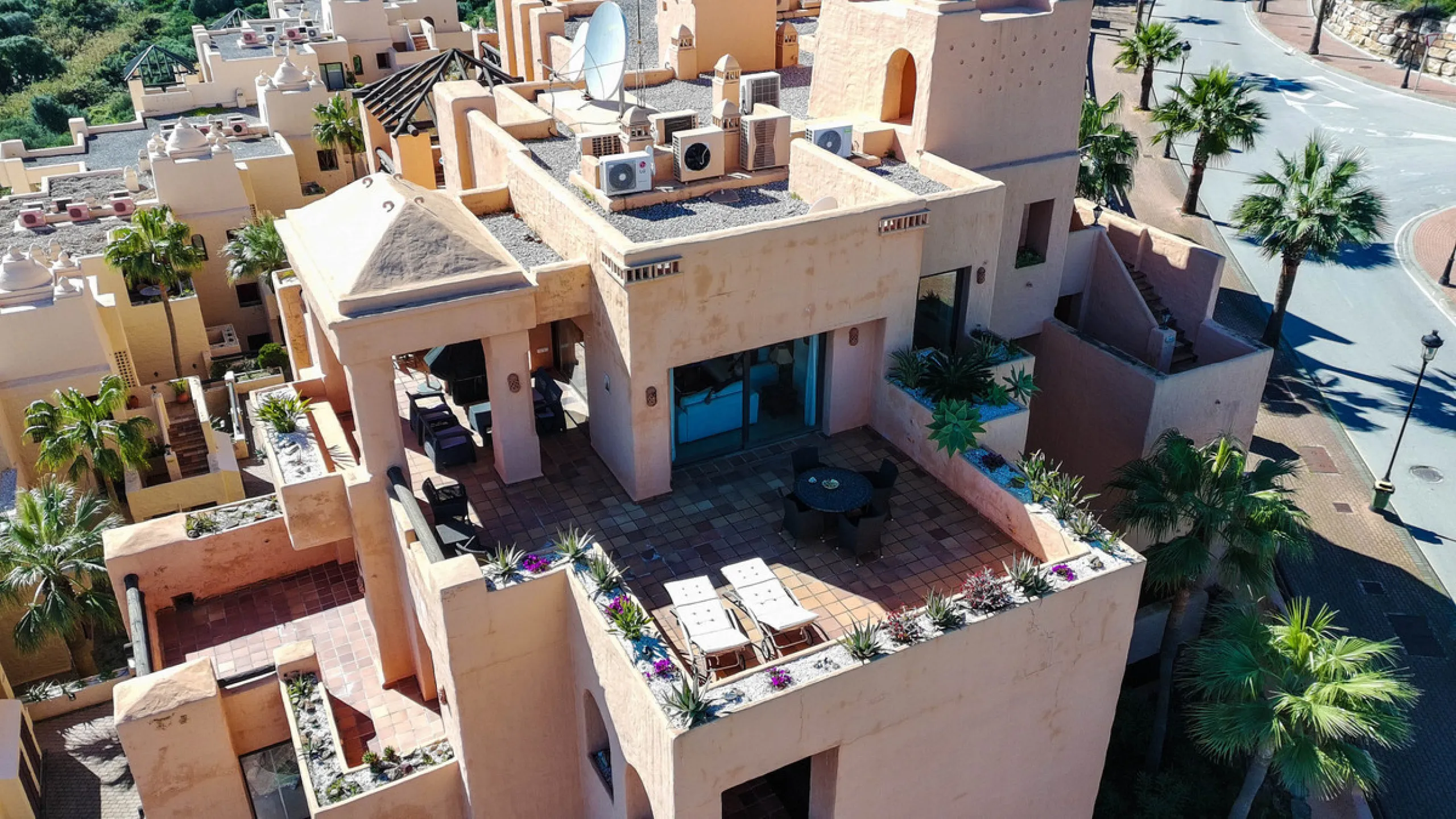 Positioned in a prime corner location within Phase 1 of a well-established development in La Duquesa, this penthouse offers panoramic sea views that truly define the property. From its elevated setting, the Mediterranean stretches across the horizon, crea