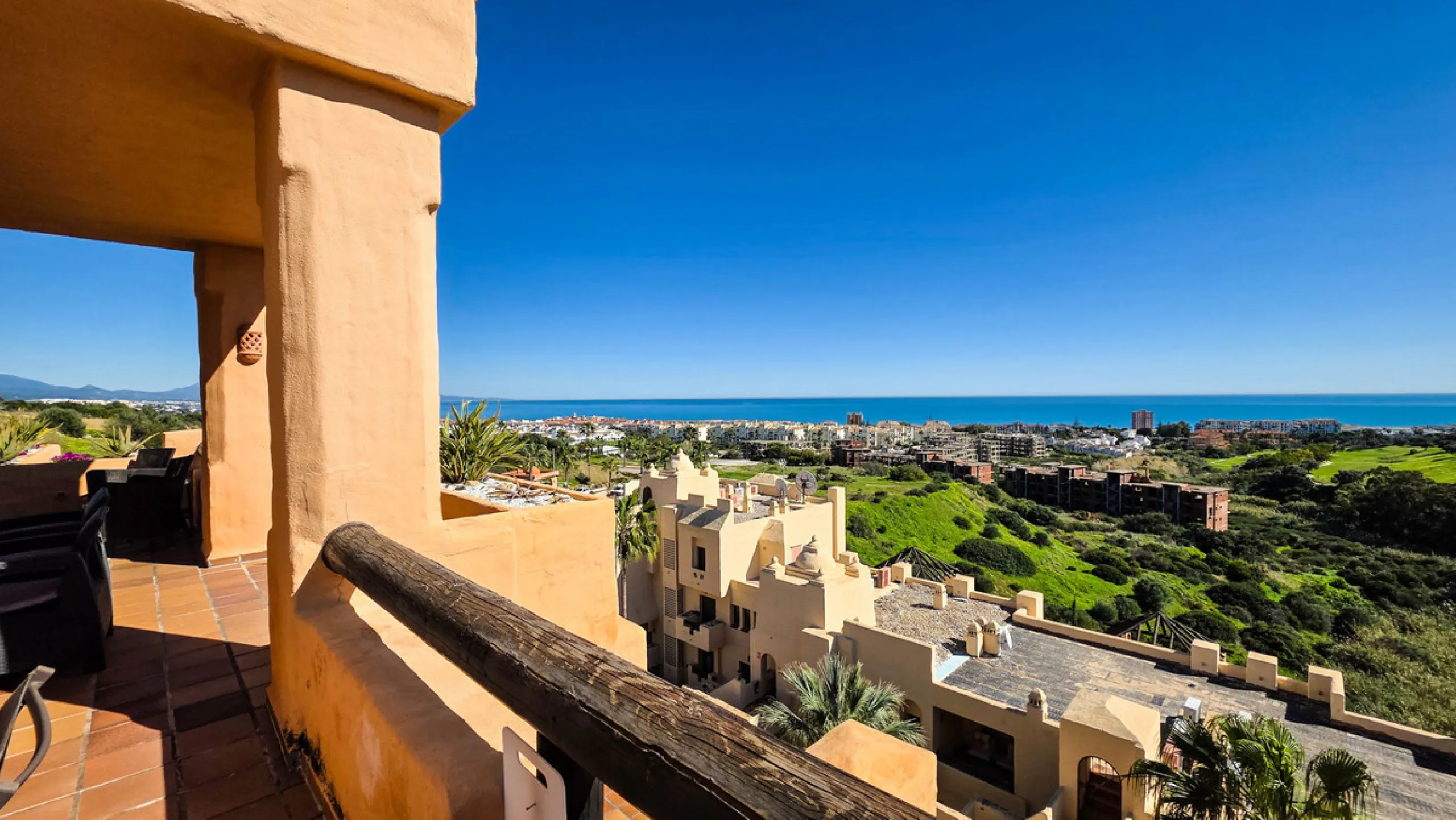 Positioned in a prime corner location within Phase 1 of a well-established development in La Duquesa, this penthouse offers panoramic sea views that truly define the property. From its elevated setting, the Mediterranean stretches across the horizon, crea