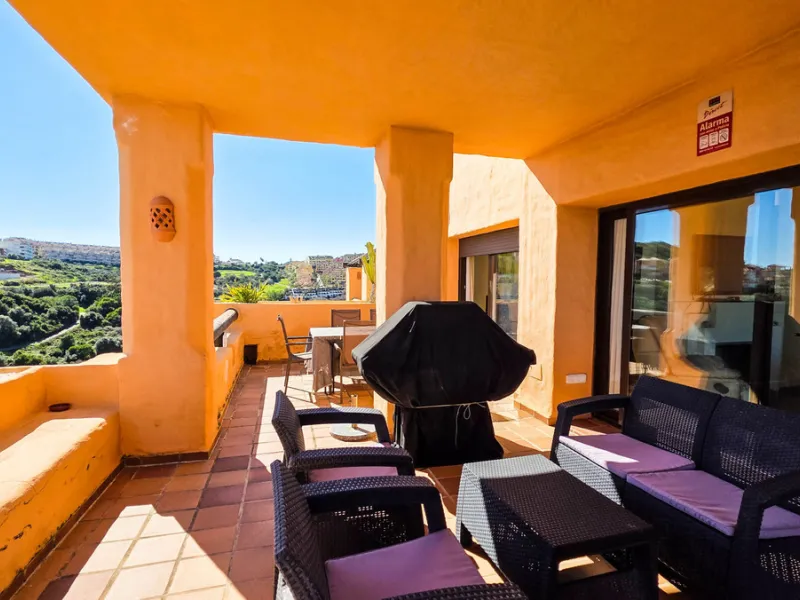 Positioned in a prime corner location within Phase 1 of a well-established development in La Duquesa, this penthouse offers panoramic sea views that truly define the property. From its elevated setting, the Mediterranean stretches across the horizon, crea