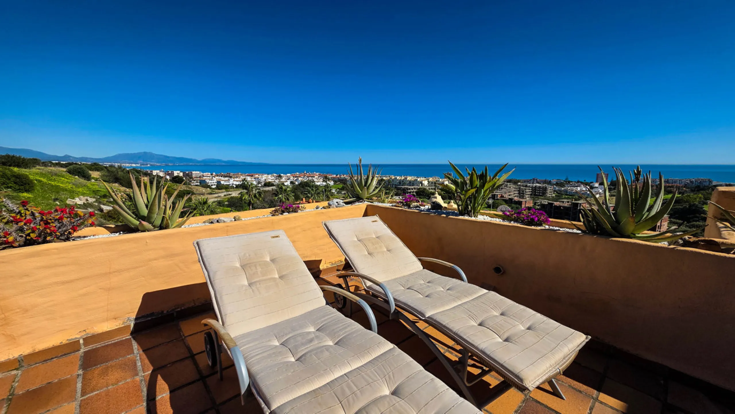 Positioned in a prime corner location within Phase 1 of a well-established development in La Duquesa, this penthouse offers panoramic sea views that truly define the property. From its elevated setting, the Mediterranean stretches across the horizon, crea