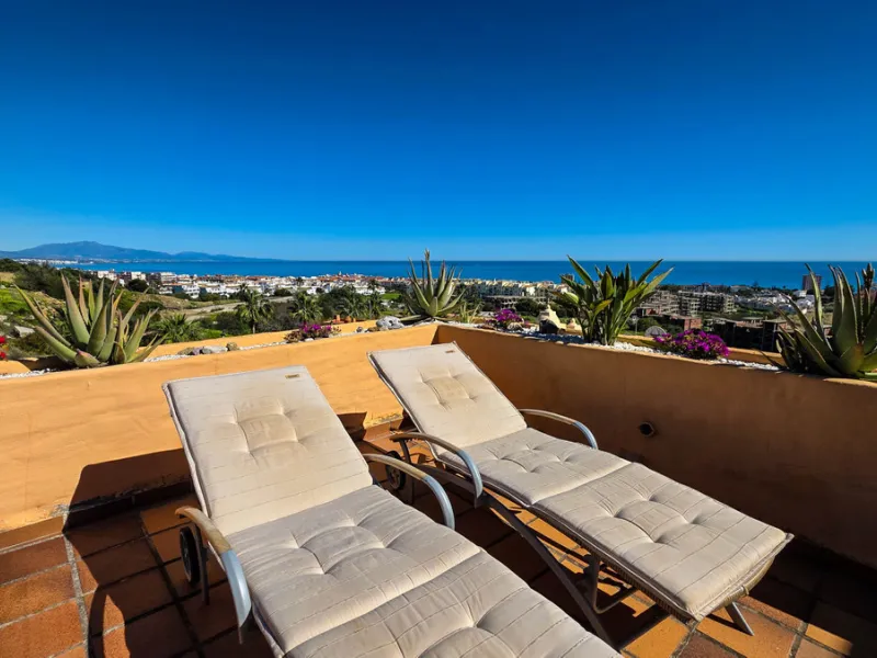 Positioned in a prime corner location within Phase 1 of a well-established development in La Duquesa, this penthouse offers panoramic sea views that truly define the property. From its elevated setting, the Mediterranean stretches across the horizon, crea