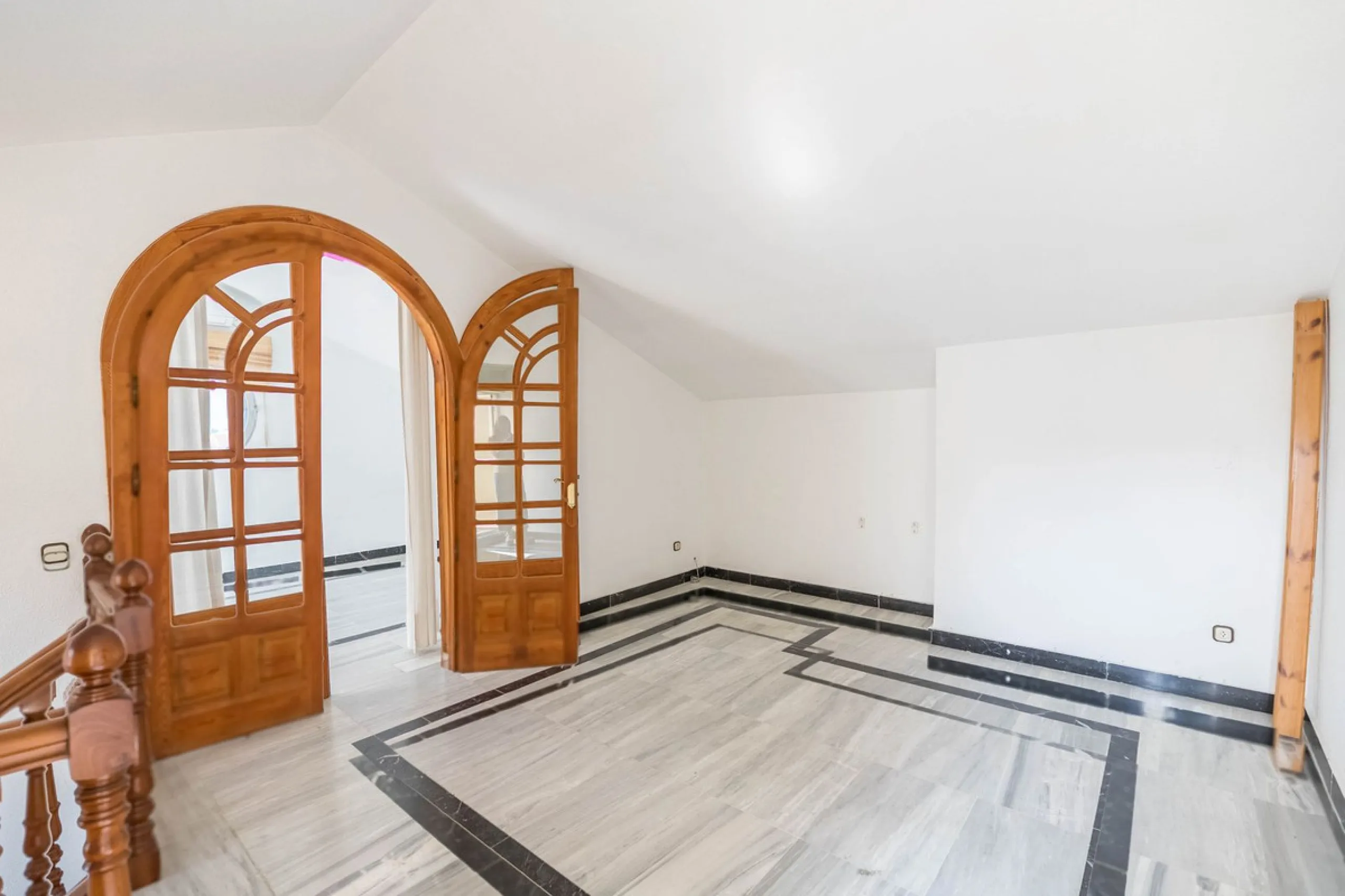 Are you looking for spaciousness, location, and sea views? This exclusive duplex penthouse, located on the seventh floor on Fuengirola's coveted Avenida Ramón y Cajal, has it all.