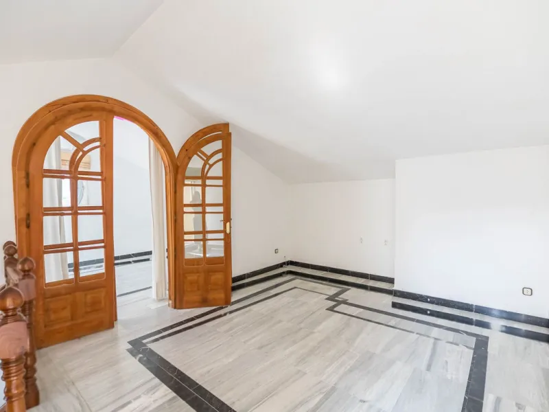 Are you looking for spaciousness, location, and sea views? This exclusive duplex penthouse, located on the seventh floor on Fuengirola's coveted Avenida Ramón y Cajal, has it all.