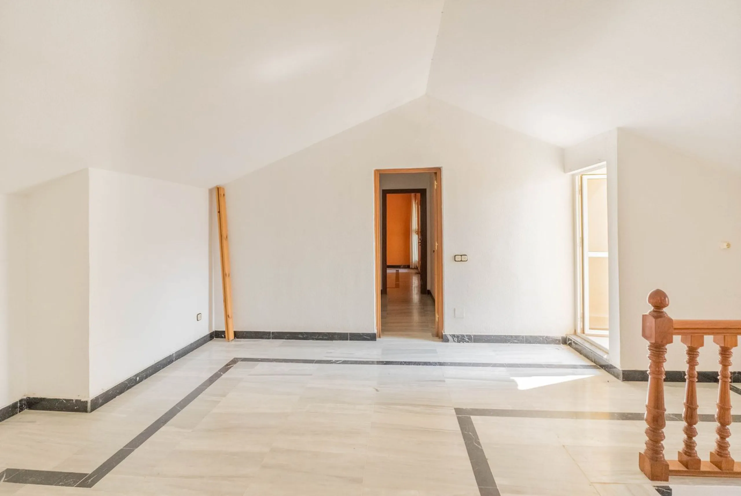 Are you looking for spaciousness, location, and sea views? This exclusive duplex penthouse, located on the seventh floor on Fuengirola's coveted Avenida Ramón y Cajal, has it all.