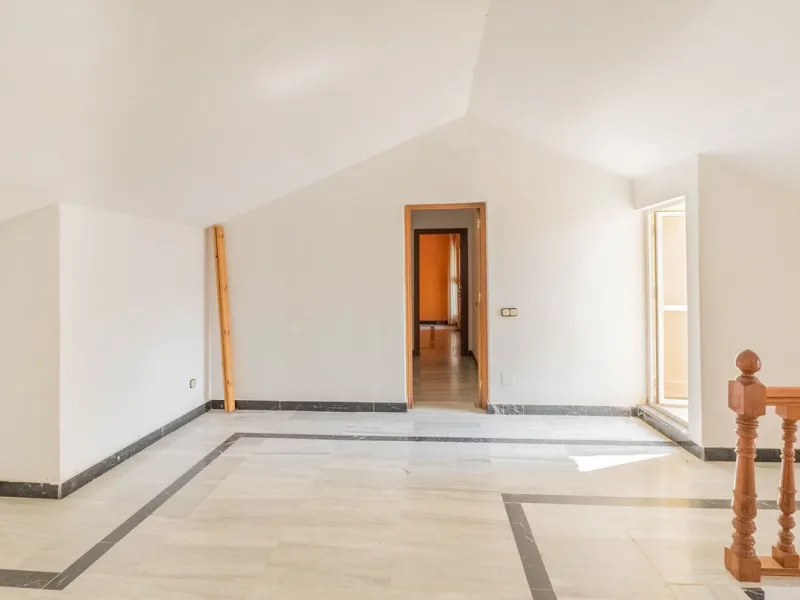 Are you looking for spaciousness, location, and sea views? This exclusive duplex penthouse, located on the seventh floor on Fuengirola's coveted Avenida Ramón y Cajal, has it all.