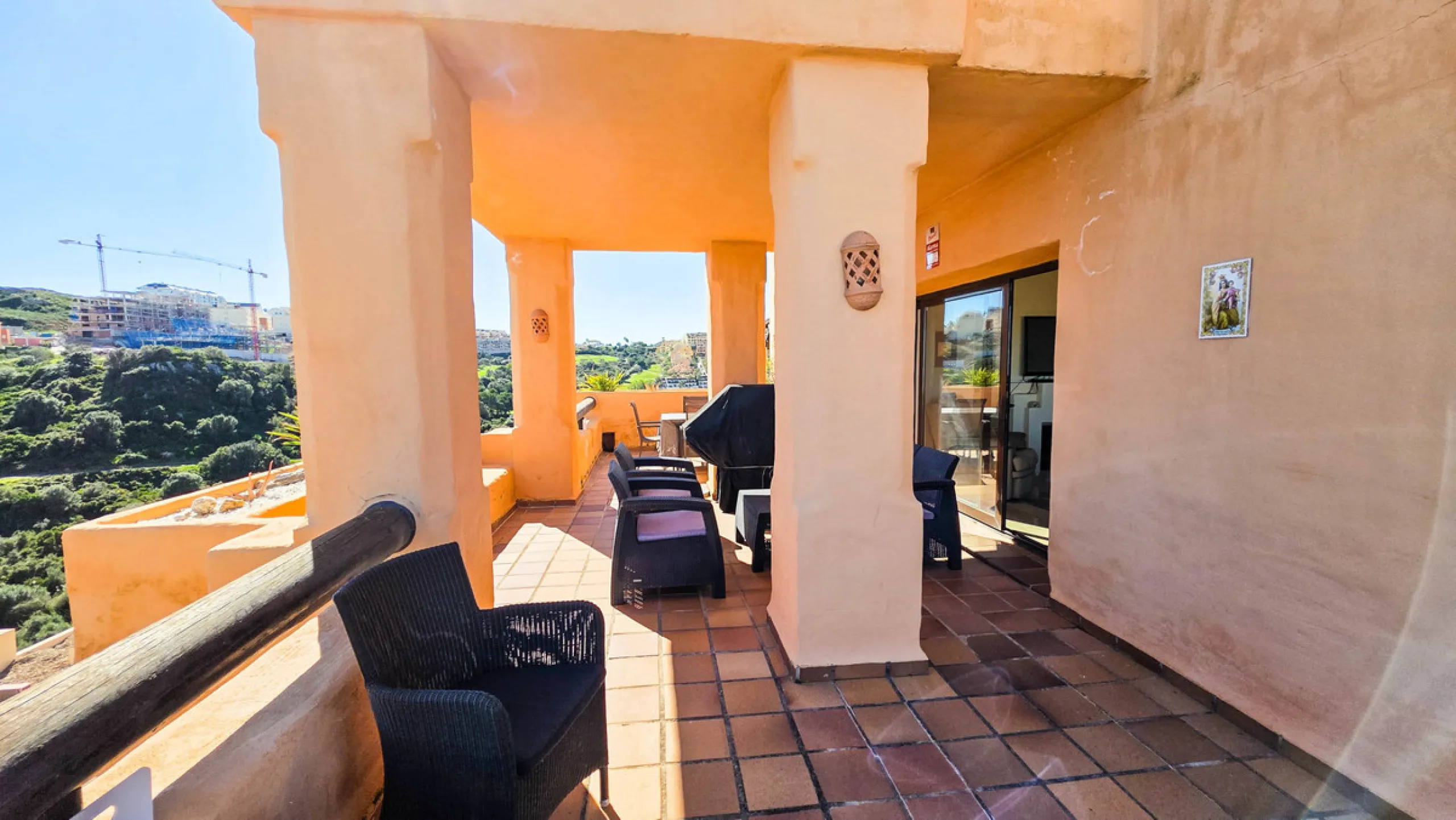 Positioned in a prime corner location within Phase 1 of a well-established development in La Duquesa, this penthouse offers panoramic sea views that truly define the property. From its elevated setting, the Mediterranean stretches across the horizon, crea