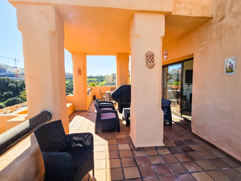 Positioned in a prime corner location within Phase 1 of a well-established development in La Duquesa, this penthouse offers panoramic sea views that truly define the property. From its elevated setting, the Mediterranean stretches across the horizon, crea