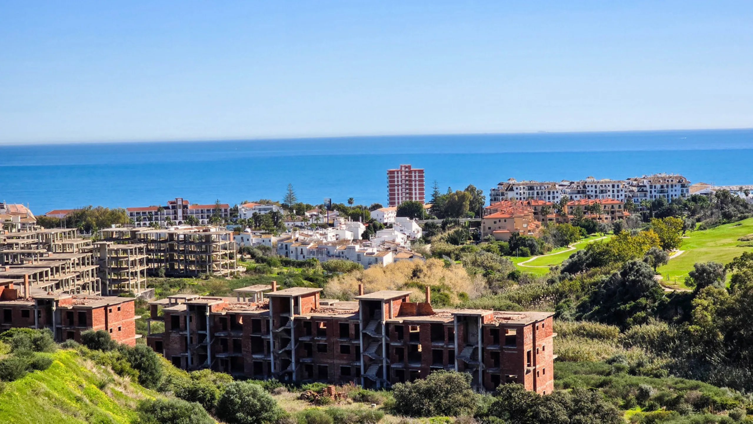 Positioned in a prime corner location within Phase 1 of a well-established development in La Duquesa, this penthouse offers panoramic sea views that truly define the property. From its elevated setting, the Mediterranean stretches across the horizon, crea