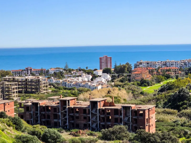Positioned in a prime corner location within Phase 1 of a well-established development in La Duquesa, this penthouse offers panoramic sea views that truly define the property. From its elevated setting, the Mediterranean stretches across the horizon, crea