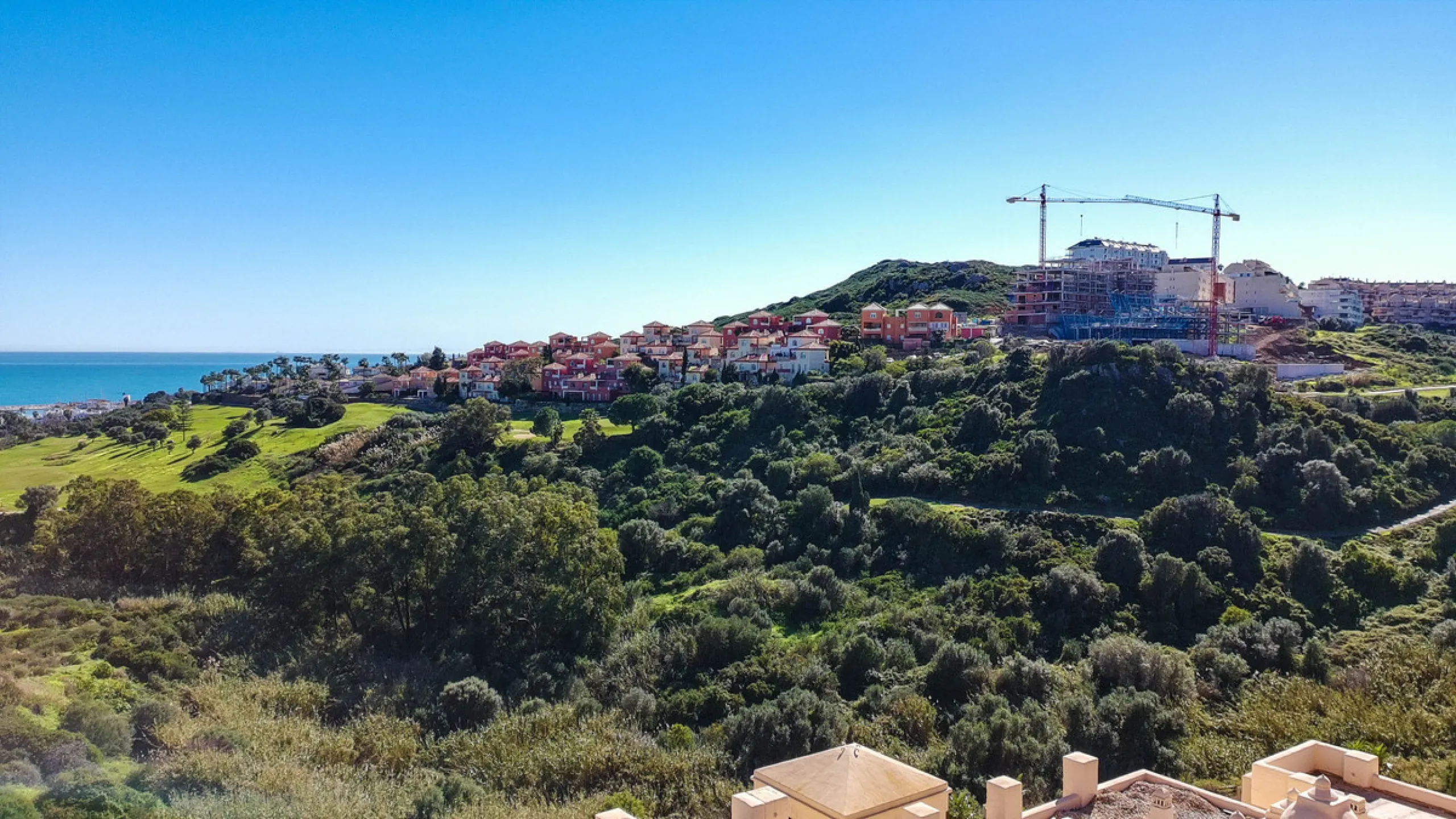 Positioned in a prime corner location within Phase 1 of a well-established development in La Duquesa, this penthouse offers panoramic sea views that truly define the property. From its elevated setting, the Mediterranean stretches across the horizon, crea