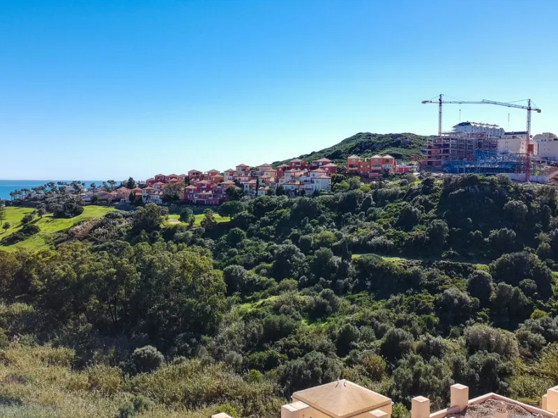 Positioned in a prime corner location within Phase 1 of a well-established development in La Duquesa, this penthouse offers panoramic sea views that truly define the property. From its elevated setting, the Mediterranean stretches across the horizon, crea