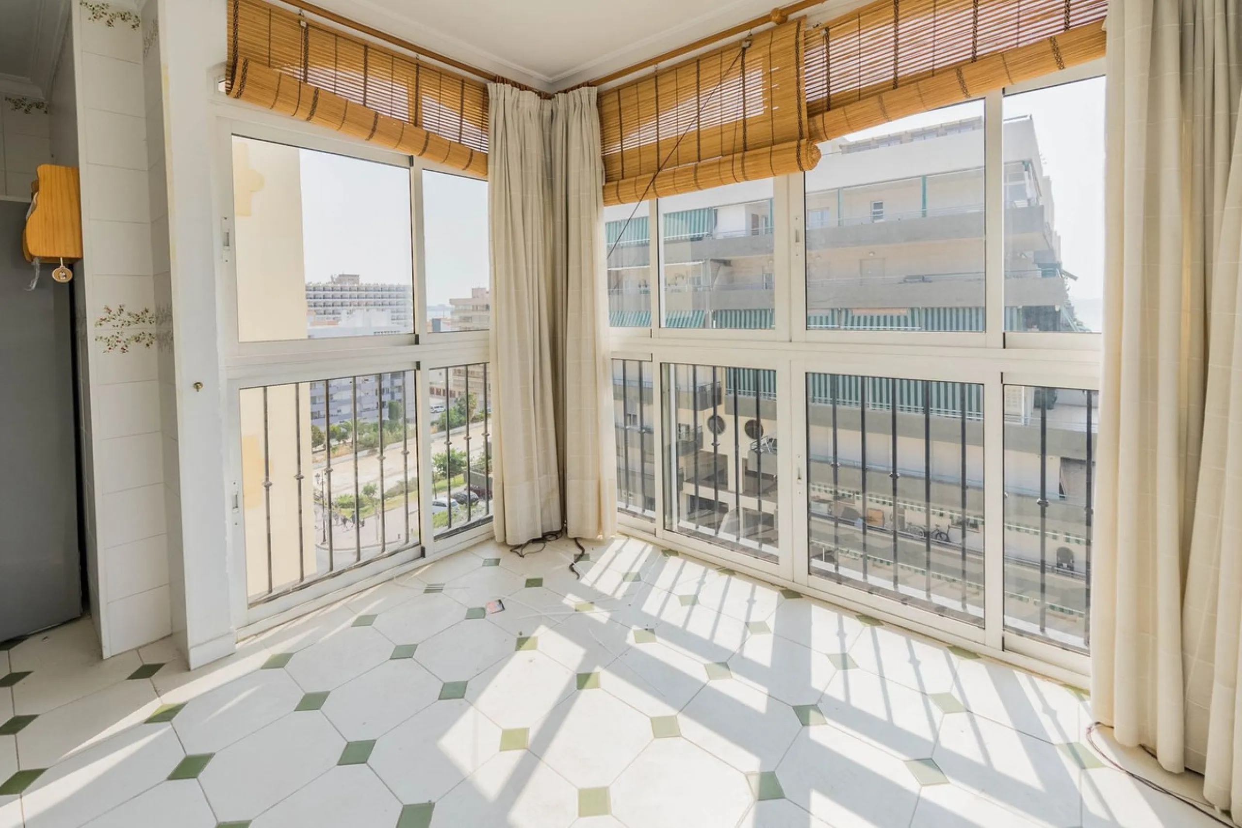 Are you looking for spaciousness, location, and sea views? This exclusive duplex penthouse, located on the seventh floor on Fuengirola's coveted Avenida Ramón y Cajal, has it all.