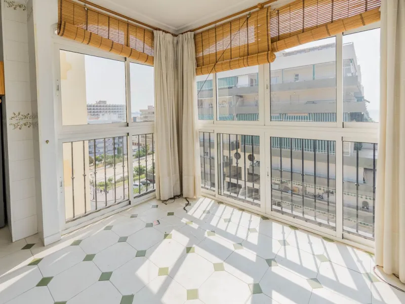 Are you looking for spaciousness, location, and sea views? This exclusive duplex penthouse, located on the seventh floor on Fuengirola's coveted Avenida Ramón y Cajal, has it all.