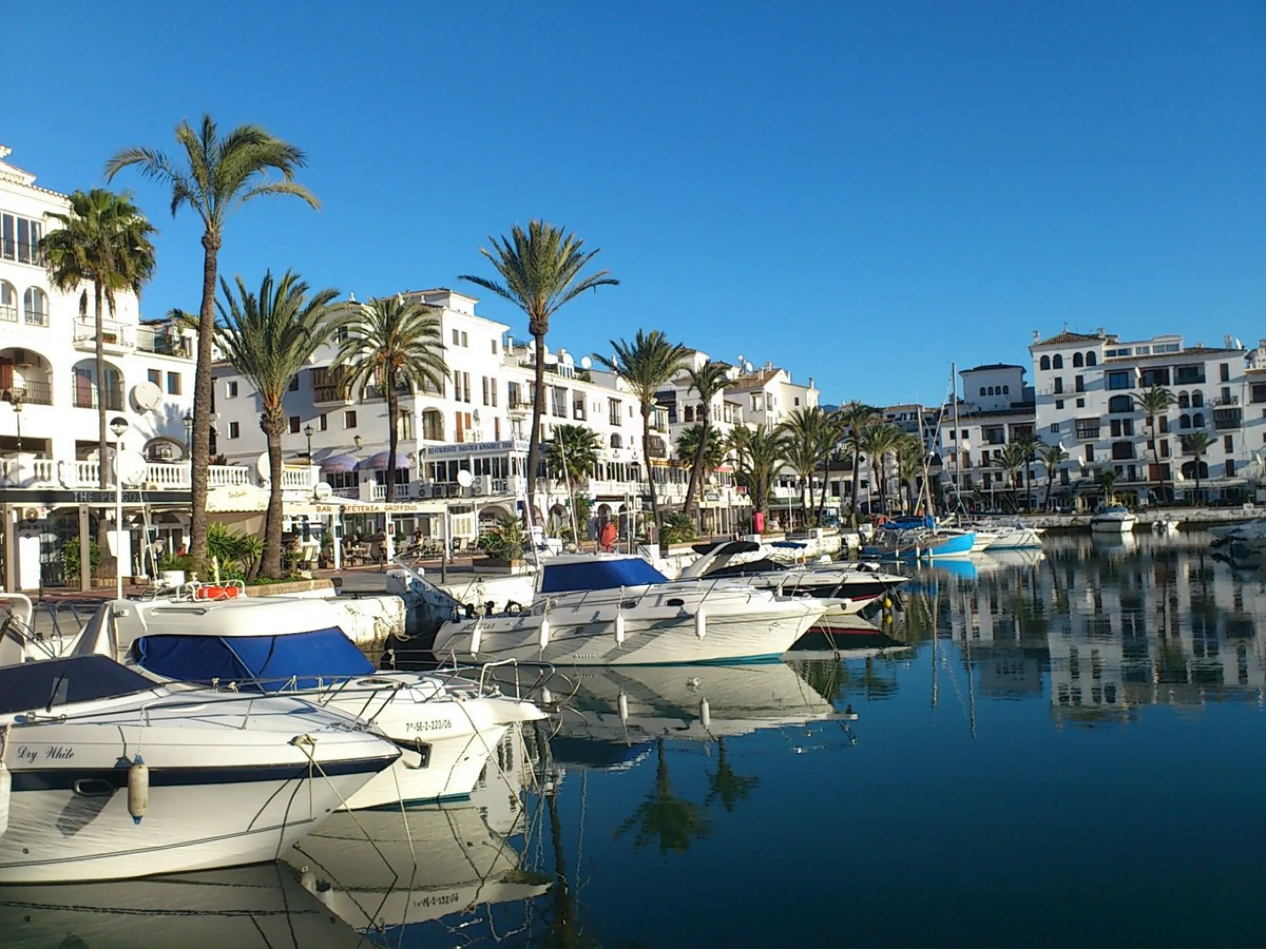 Positioned in a prime corner location within Phase 1 of a well-established development in La Duquesa, this penthouse offers panoramic sea views that truly define the property. From its elevated setting, the Mediterranean stretches across the horizon, crea