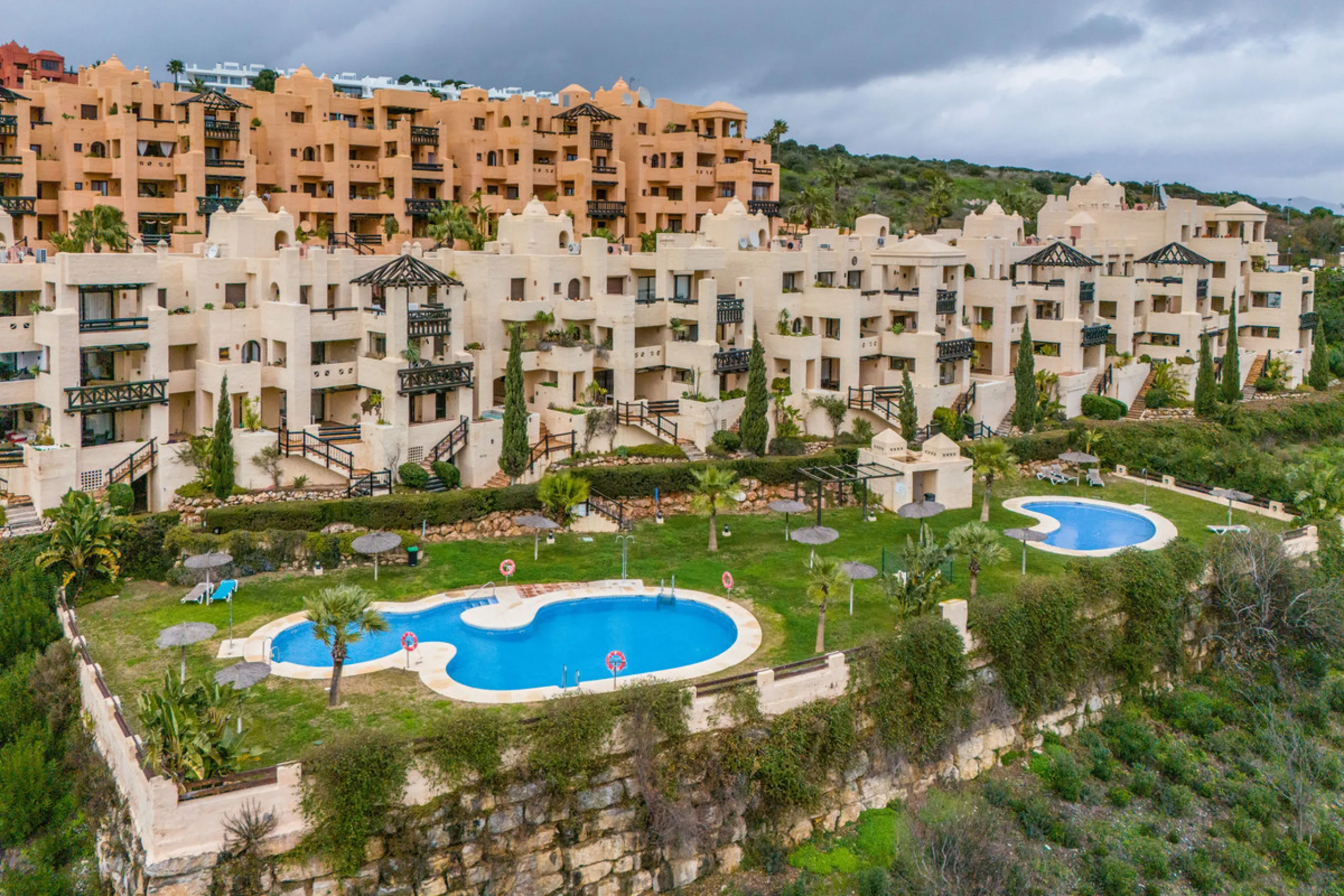 Positioned in a prime corner location within Phase 1 of a well-established development in La Duquesa, this penthouse offers panoramic sea views that truly define the property. From its elevated setting, the Mediterranean stretches across the horizon, crea