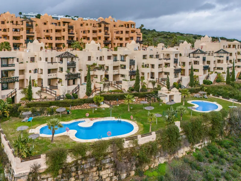 Positioned in a prime corner location within Phase 1 of a well-established development in La Duquesa, this penthouse offers panoramic sea views that truly define the property. From its elevated setting, the Mediterranean stretches across the horizon, crea