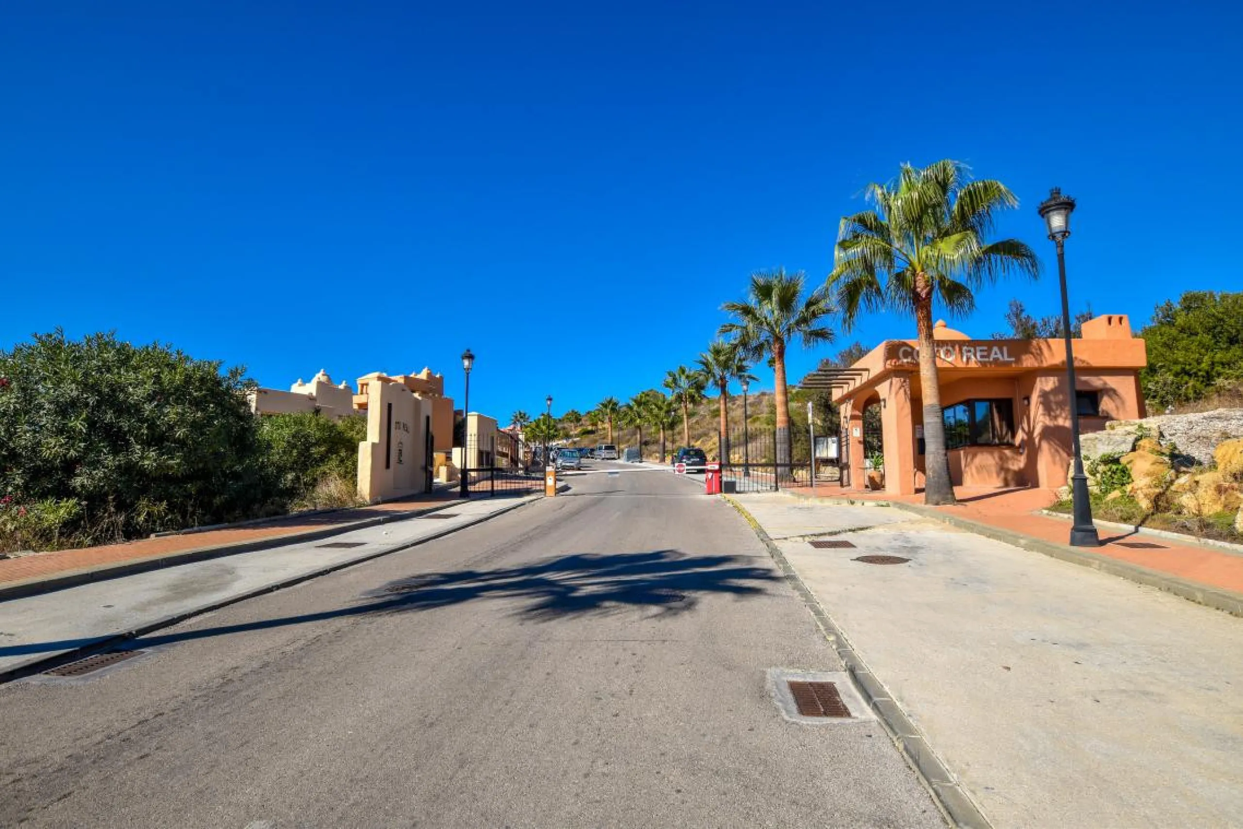 Positioned in a prime corner location within Phase 1 of a well-established development in La Duquesa, this penthouse offers panoramic sea views that truly define the property. From its elevated setting, the Mediterranean stretches across the horizon, crea