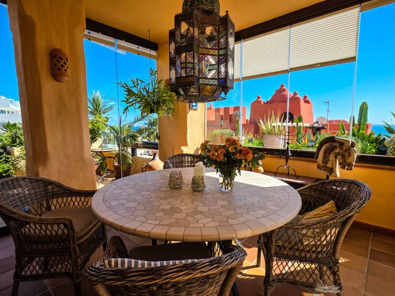 This well-presented corner penthouse in La Duquesa combines generous outdoor space, sea views and a convenient coastal location within walking distance to the beach. Set within a popular residential community, the property offers access to four communal s