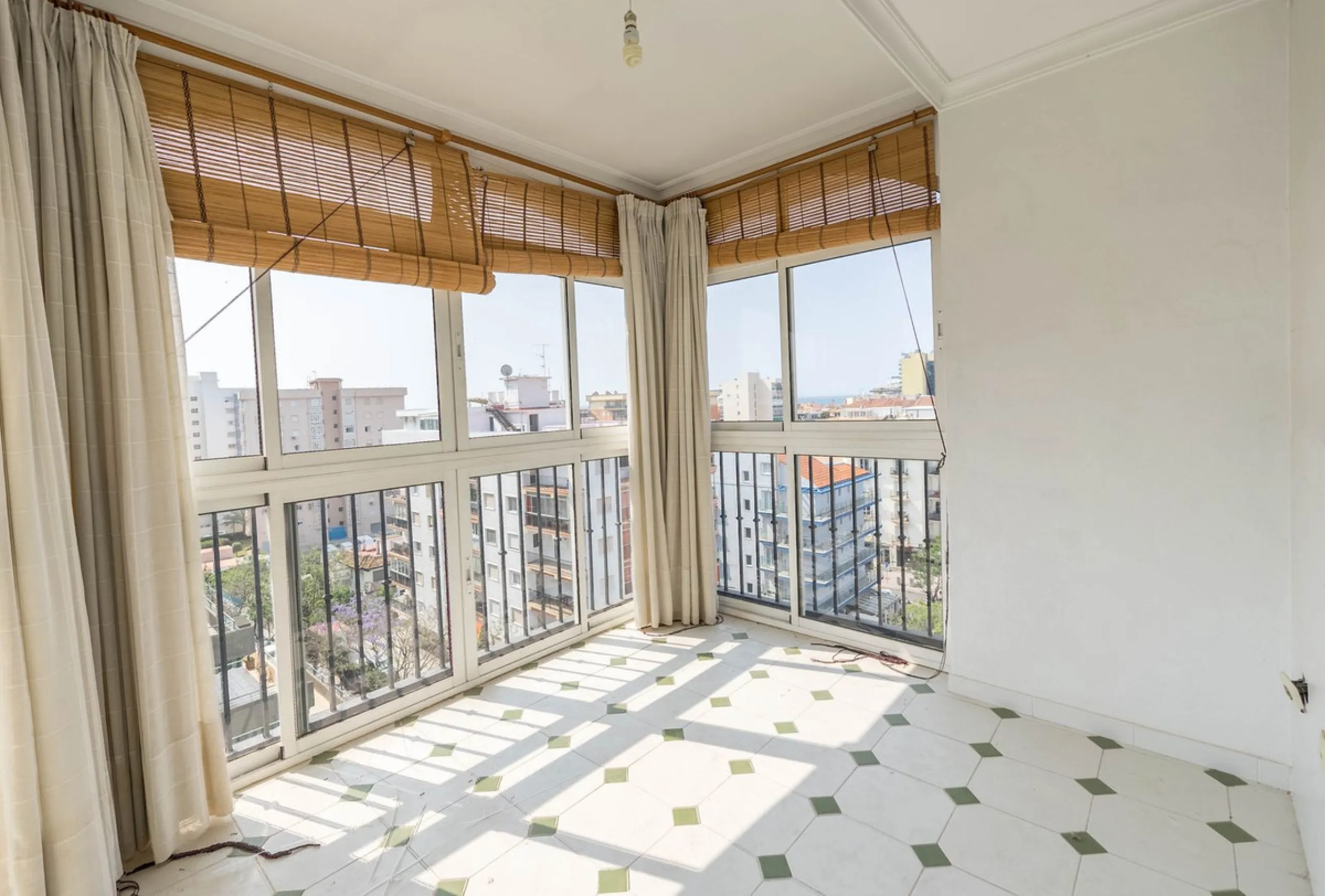 Are you looking for spaciousness, location, and sea views? This exclusive duplex penthouse, located on the seventh floor on Fuengirola's coveted Avenida Ramón y Cajal, has it all.