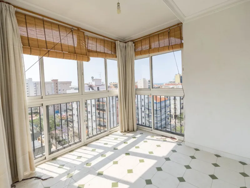 Are you looking for spaciousness, location, and sea views? This exclusive duplex penthouse, located on the seventh floor on Fuengirola's coveted Avenida Ramón y Cajal, has it all.