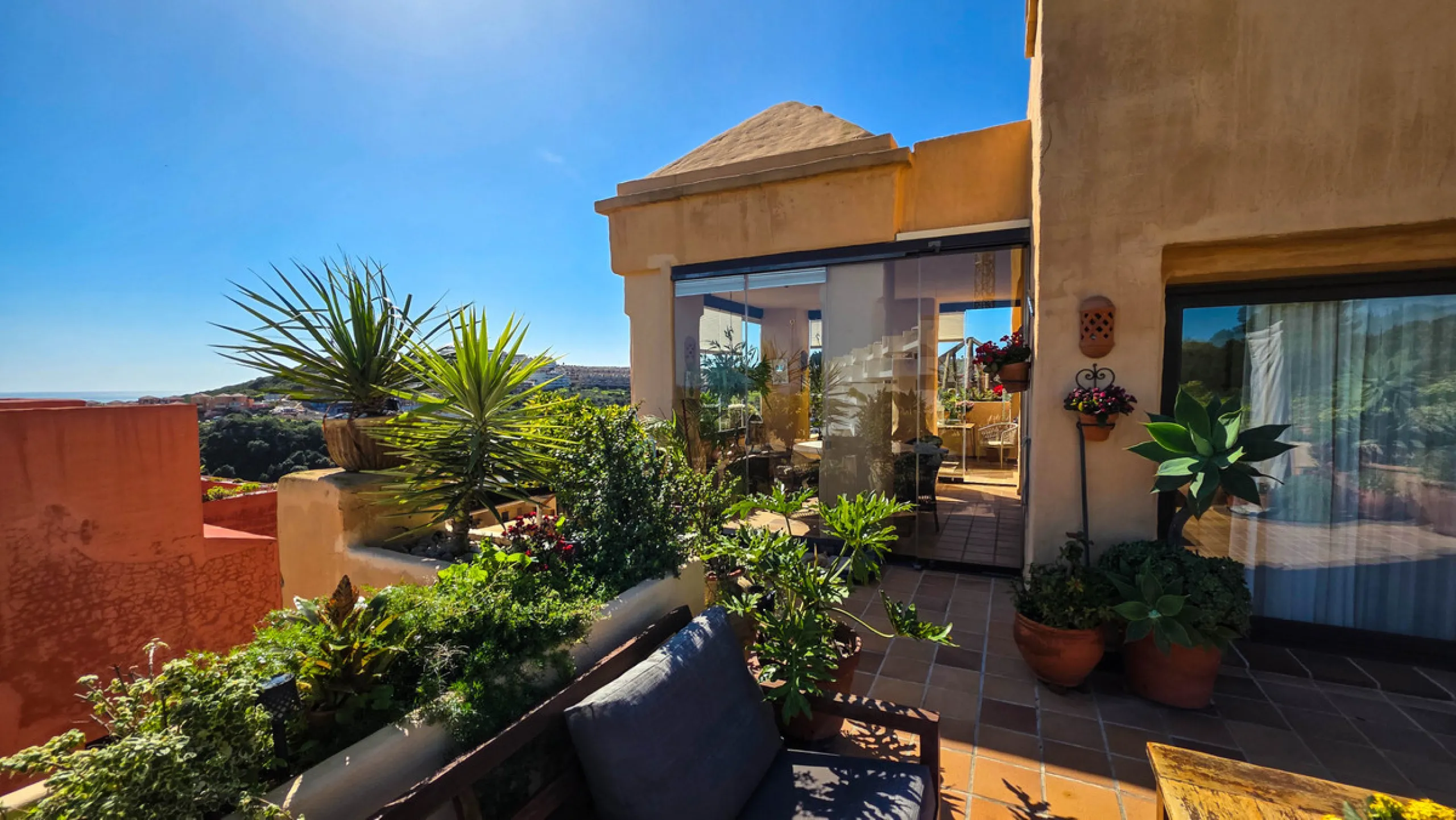This well-presented corner penthouse in La Duquesa combines generous outdoor space, sea views and a convenient coastal location within walking distance to the beach. Set within a popular residential community, the property offers access to four communal s