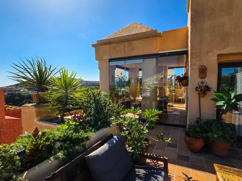 This well-presented corner penthouse in La Duquesa combines generous outdoor space, sea views and a convenient coastal location within walking distance to the beach. Set within a popular residential community, the property offers access to four communal s