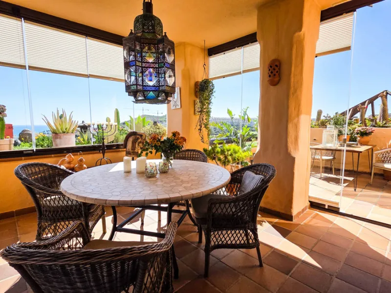 This well-presented corner penthouse in La Duquesa combines generous outdoor space, sea views and a convenient coastal location within walking distance to the beach. Set within a popular residential community, the property offers access to four communal s