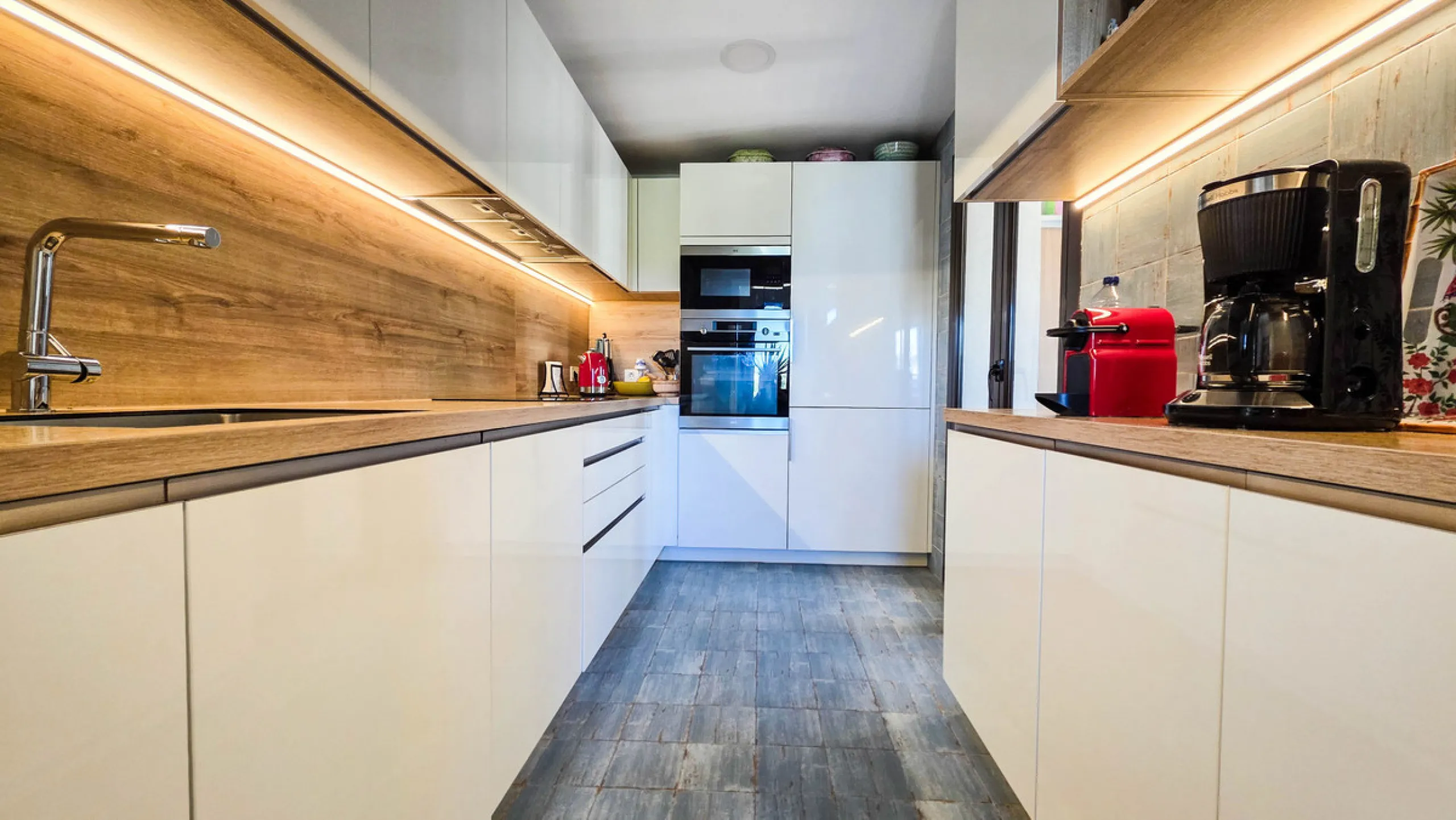 This well-presented corner penthouse in La Duquesa combines generous outdoor space, sea views and a convenient coastal location within walking distance to the beach. Set within a popular residential community, the property offers access to four communal s