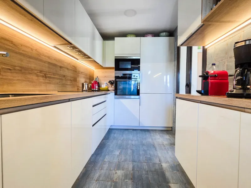 This well-presented corner penthouse in La Duquesa combines generous outdoor space, sea views and a convenient coastal location within walking distance to the beach. Set within a popular residential community, the property offers access to four communal s