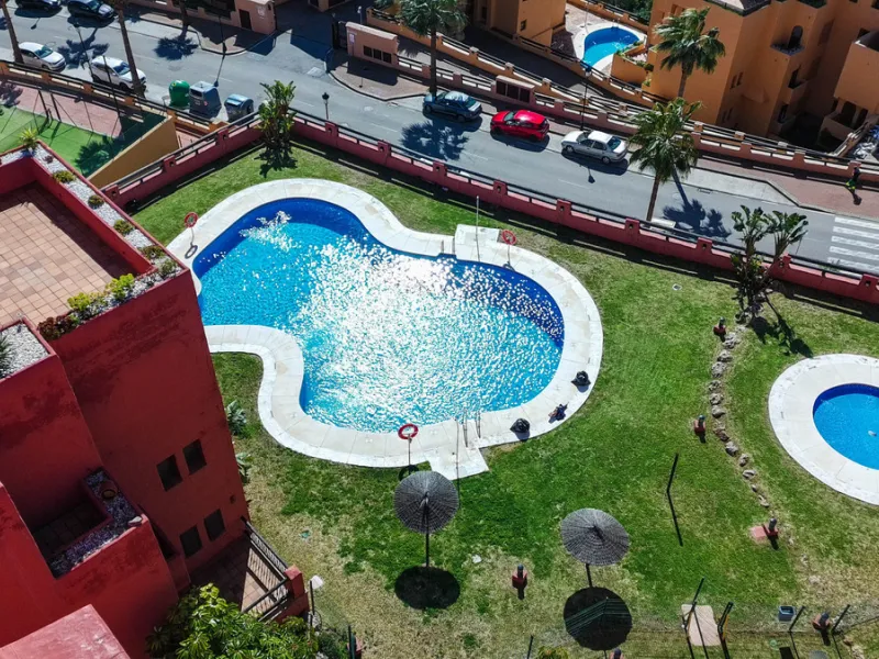 This well-presented corner penthouse in La Duquesa combines generous outdoor space, sea views and a convenient coastal location within walking distance to the beach. Set within a popular residential community, the property offers access to four communal s
