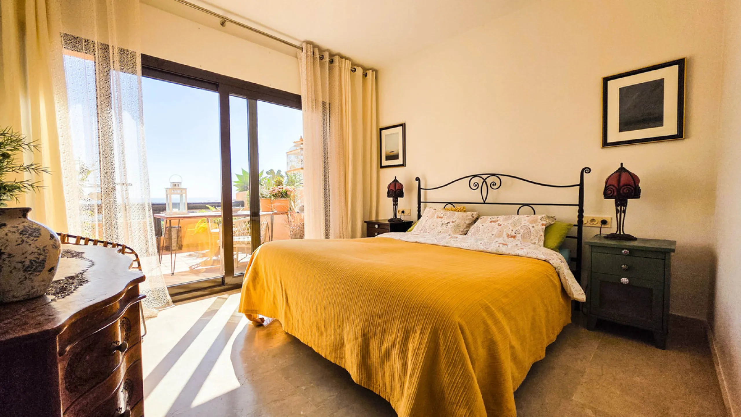 This well-presented corner penthouse in La Duquesa combines generous outdoor space, sea views and a convenient coastal location within walking distance to the beach. Set within a popular residential community, the property offers access to four communal s