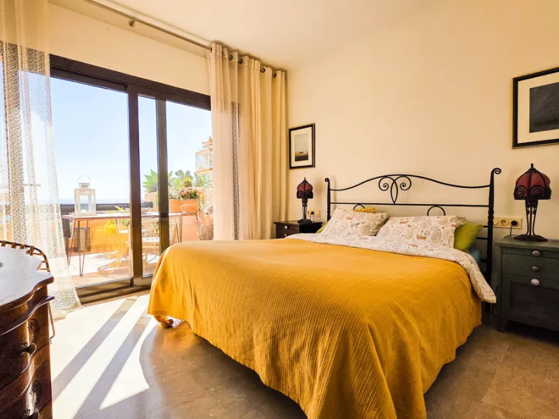 This well-presented corner penthouse in La Duquesa combines generous outdoor space, sea views and a convenient coastal location within walking distance to the beach. Set within a popular residential community, the property offers access to four communal s