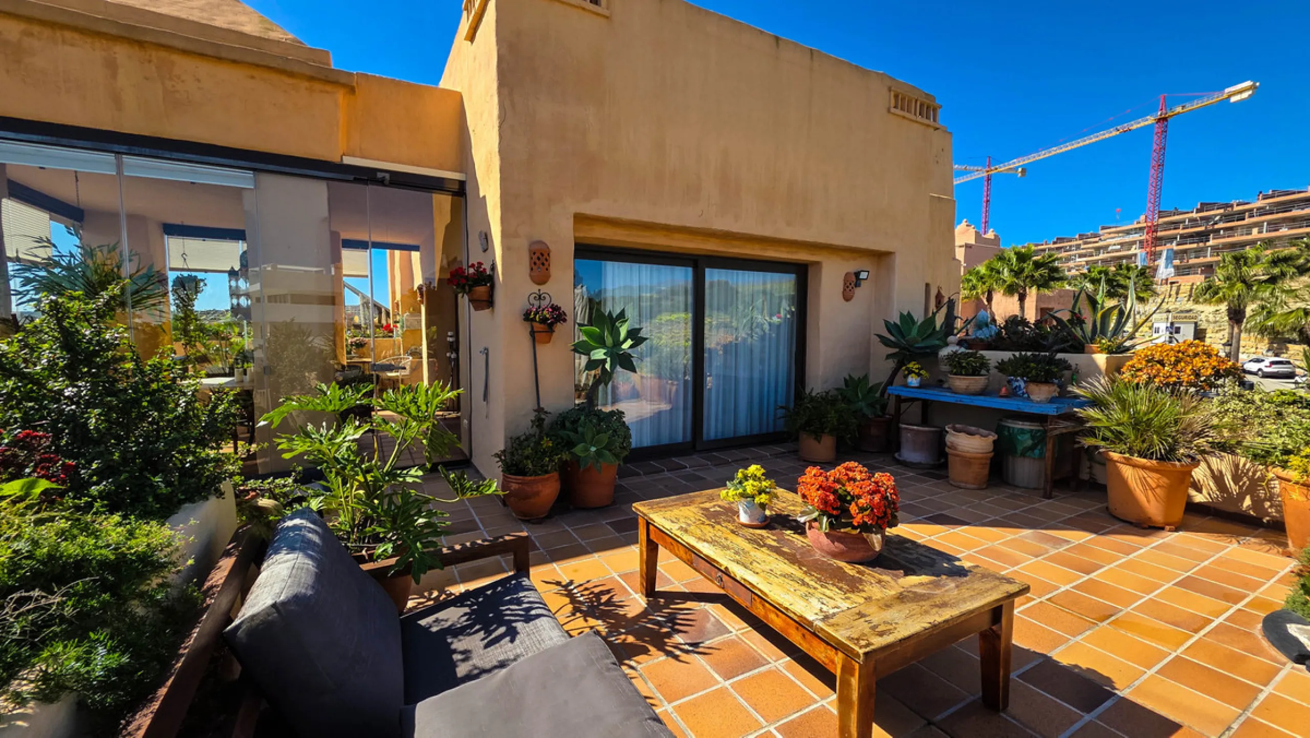 This well-presented corner penthouse in La Duquesa combines generous outdoor space, sea views and a convenient coastal location within walking distance to the beach. Set within a popular residential community, the property offers access to four communal s