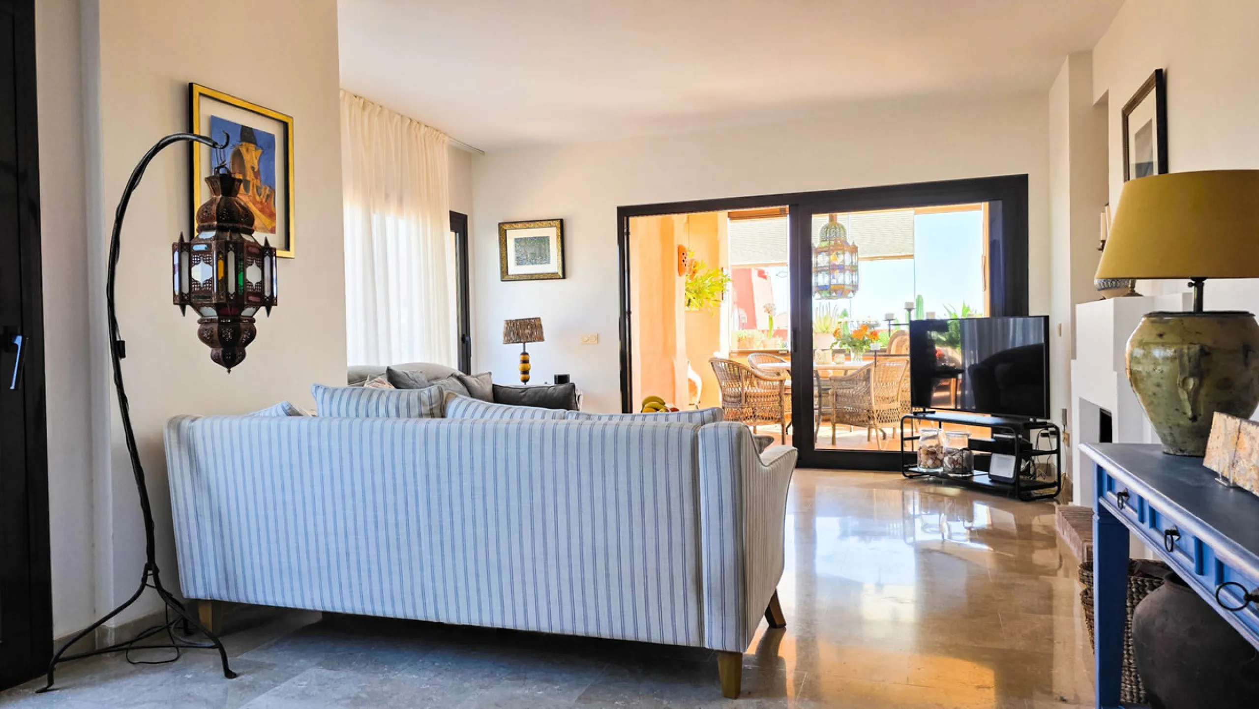 This well-presented corner penthouse in La Duquesa combines generous outdoor space, sea views and a convenient coastal location within walking distance to the beach. Set within a popular residential community, the property offers access to four communal s