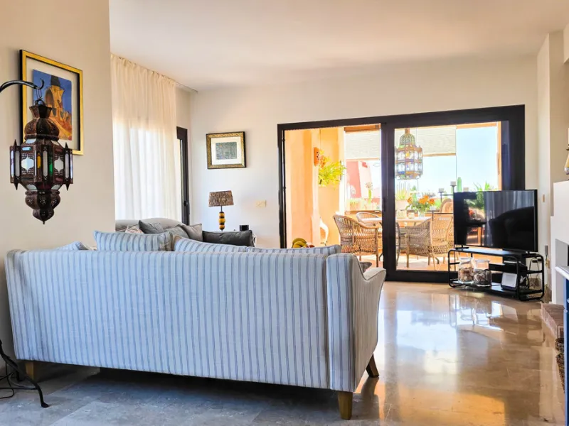 This well-presented corner penthouse in La Duquesa combines generous outdoor space, sea views and a convenient coastal location within walking distance to the beach. Set within a popular residential community, the property offers access to four communal s