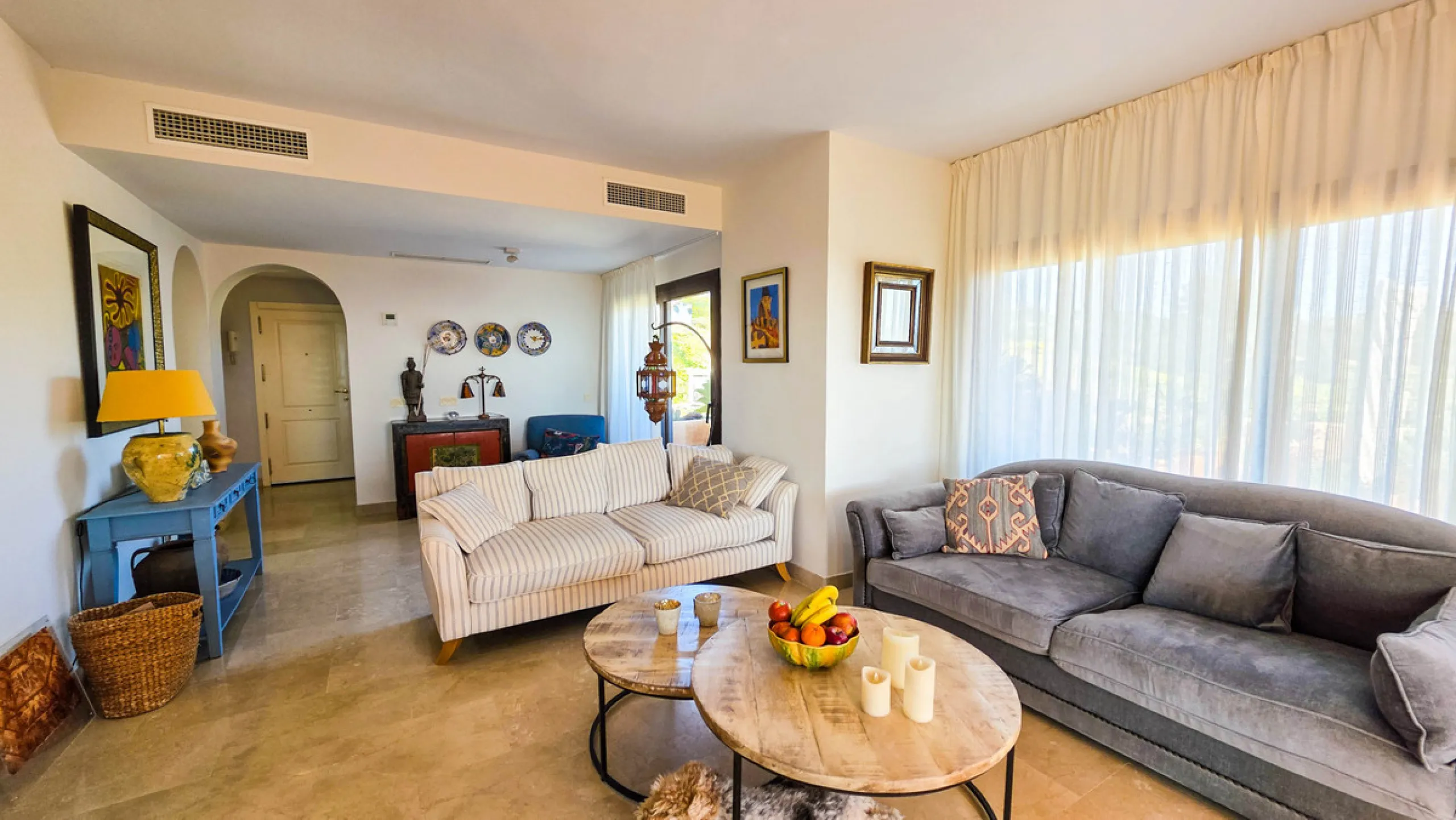 This well-presented corner penthouse in La Duquesa combines generous outdoor space, sea views and a convenient coastal location within walking distance to the beach. Set within a popular residential community, the property offers access to four communal s