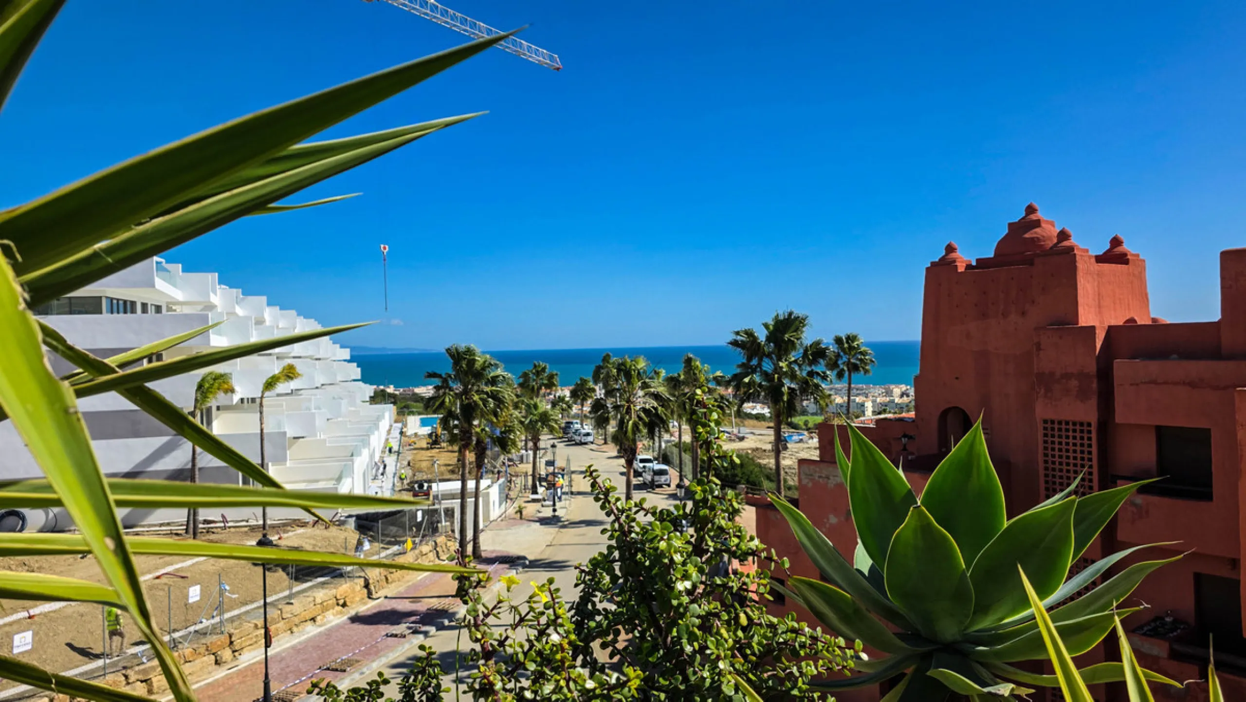 This well-presented corner penthouse in La Duquesa combines generous outdoor space, sea views and a convenient coastal location within walking distance to the beach. Set within a popular residential community, the property offers access to four communal s