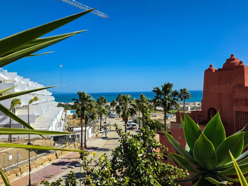 This well-presented corner penthouse in La Duquesa combines generous outdoor space, sea views and a convenient coastal location within walking distance to the beach. Set within a popular residential community, the property offers access to four communal s