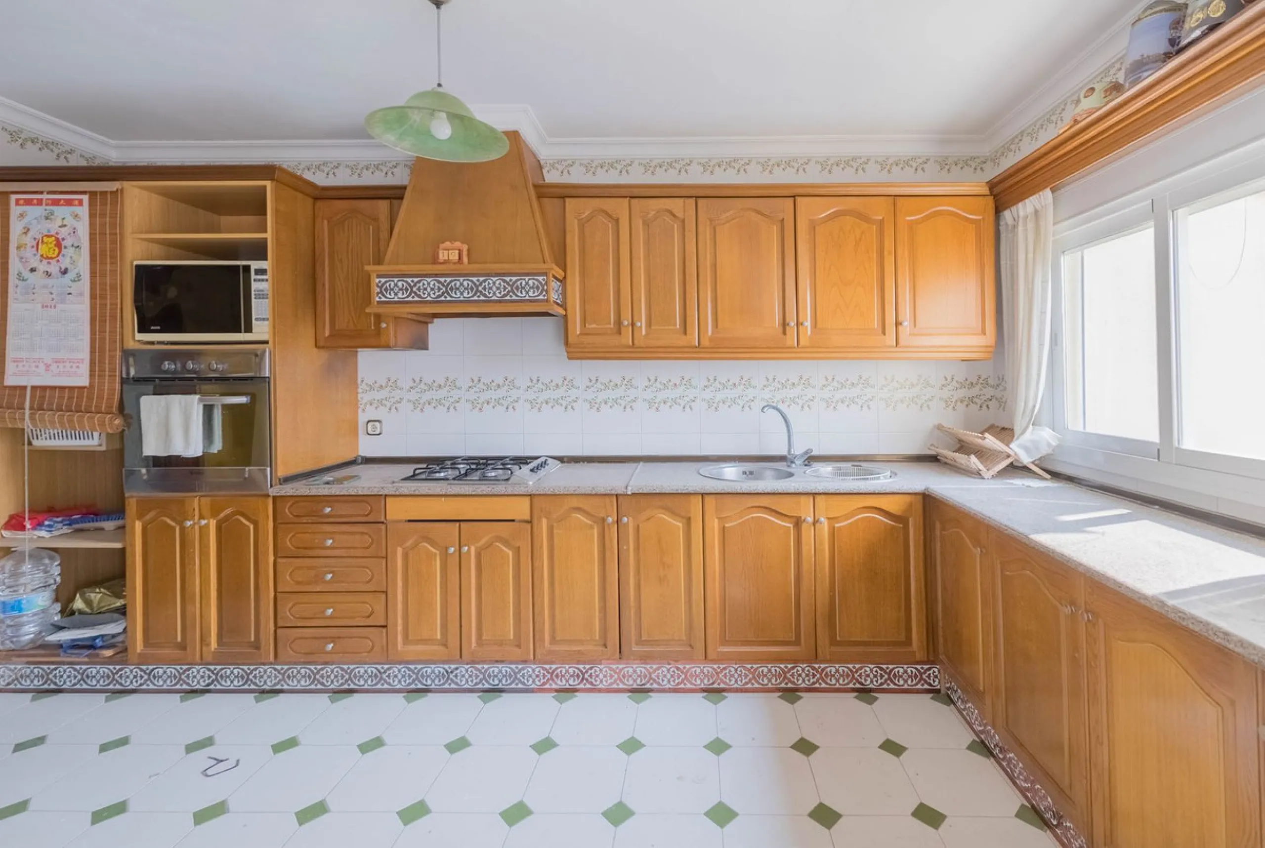 Are you looking for spaciousness, location, and sea views? This exclusive duplex penthouse, located on the seventh floor on Fuengirola's coveted Avenida Ramón y Cajal, has it all.