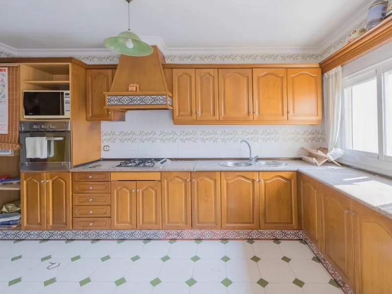 Are you looking for spaciousness, location, and sea views? This exclusive duplex penthouse, located on the seventh floor on Fuengirola's coveted Avenida Ramón y Cajal, has it all.