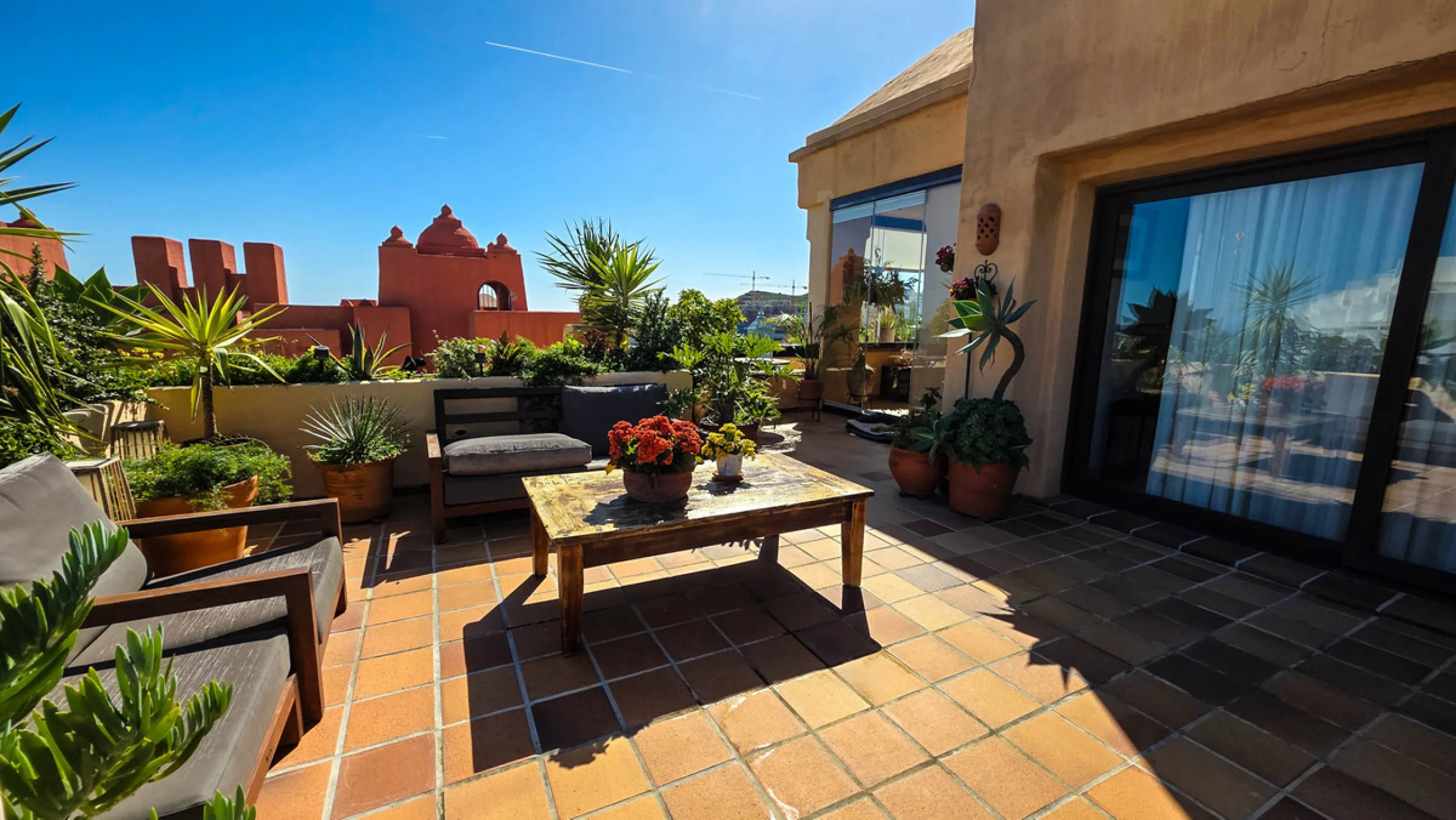 This well-presented corner penthouse in La Duquesa combines generous outdoor space, sea views and a convenient coastal location within walking distance to the beach. Set within a popular residential community, the property offers access to four communal s