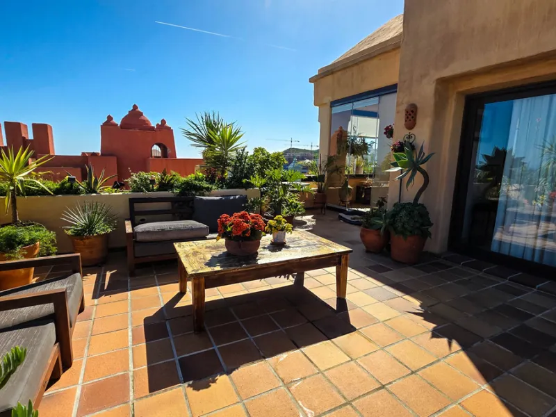 This well-presented corner penthouse in La Duquesa combines generous outdoor space, sea views and a convenient coastal location within walking distance to the beach. Set within a popular residential community, the property offers access to four communal s