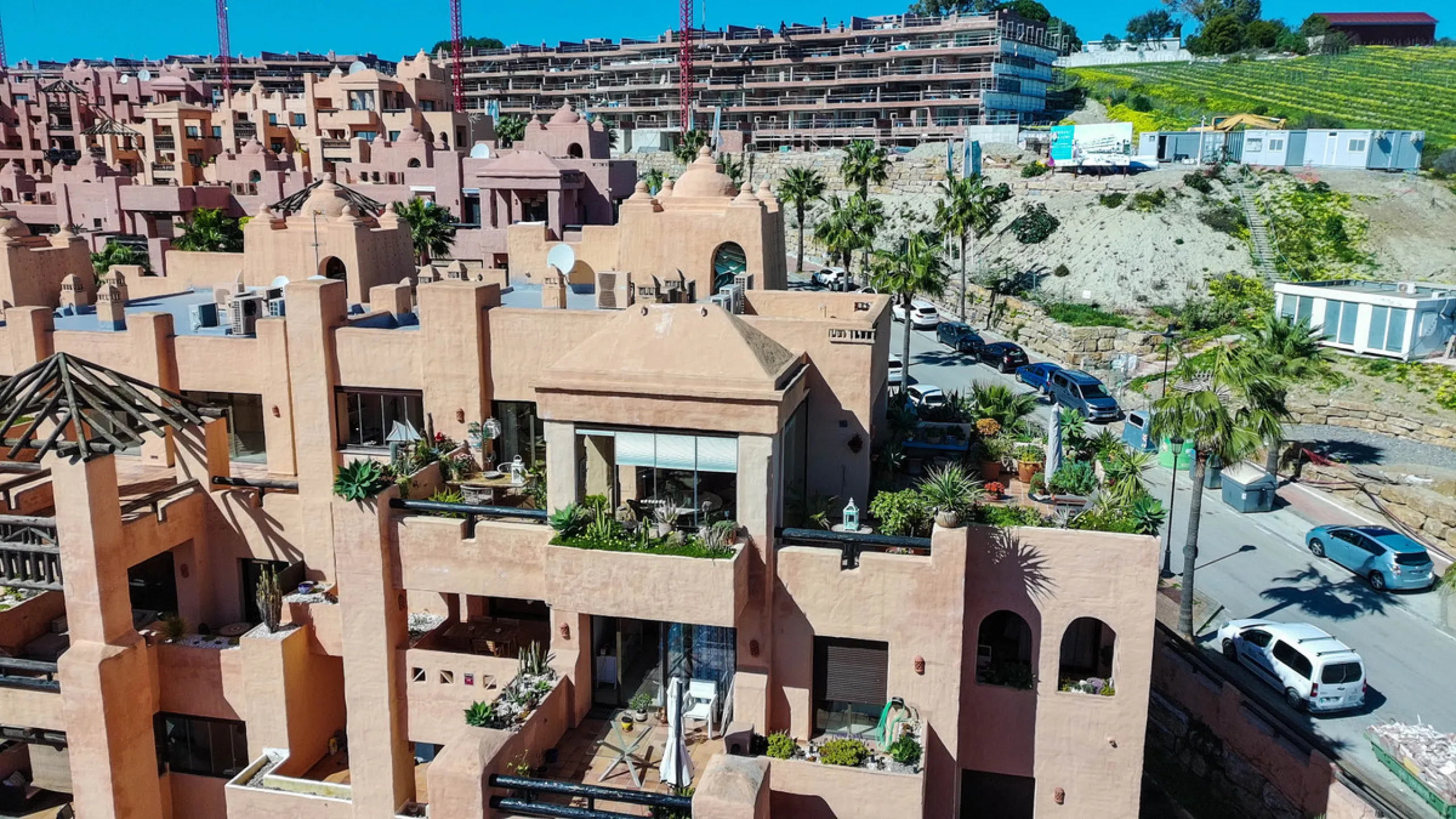 This well-presented corner penthouse in La Duquesa combines generous outdoor space, sea views and a convenient coastal location within walking distance to the beach. Set within a popular residential community, the property offers access to four communal s