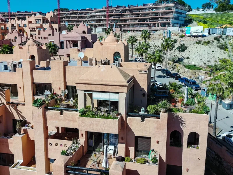 This well-presented corner penthouse in La Duquesa combines generous outdoor space, sea views and a convenient coastal location within walking distance to the beach. Set within a popular residential community, the property offers access to four communal s