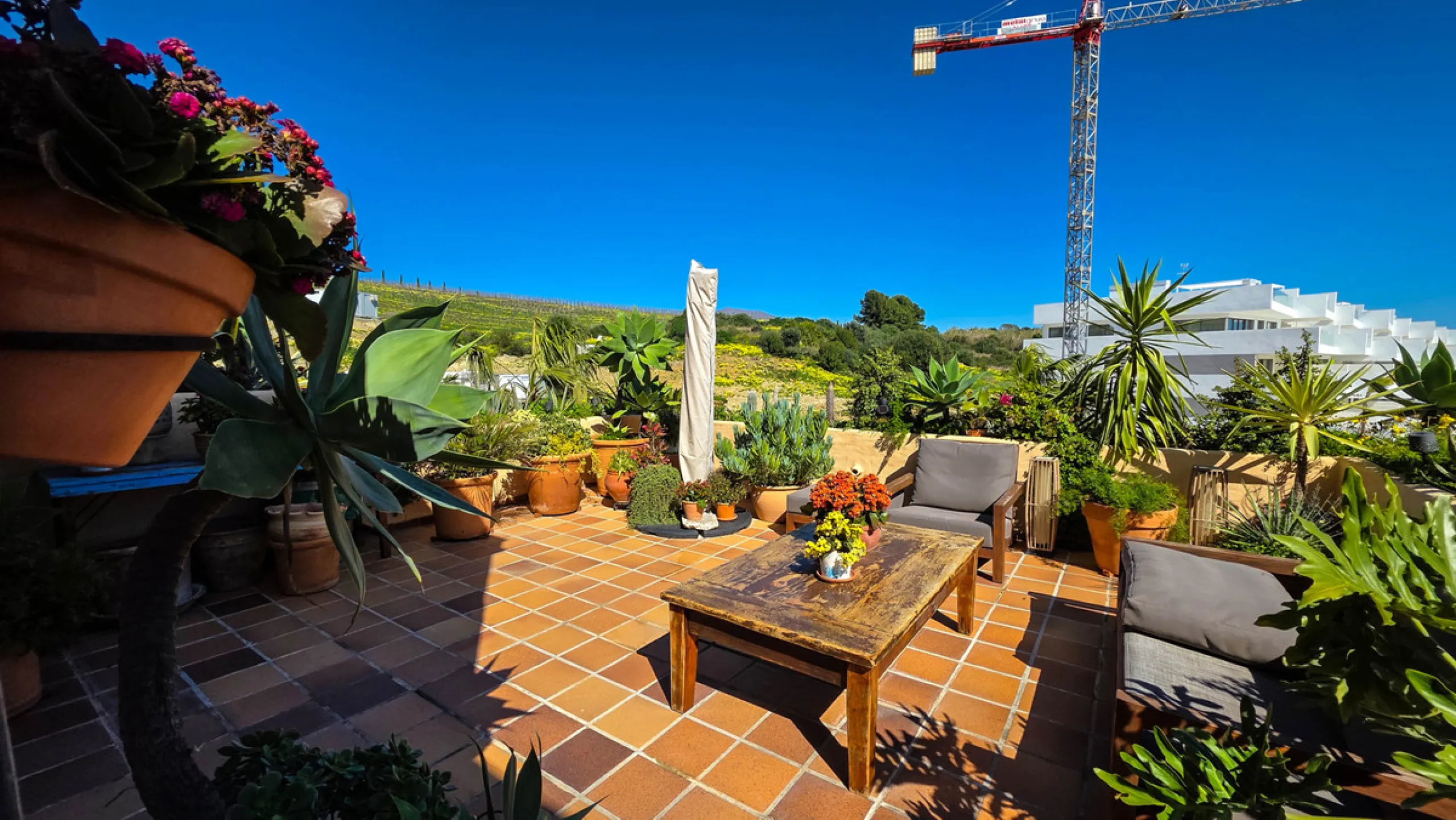 This well-presented corner penthouse in La Duquesa combines generous outdoor space, sea views and a convenient coastal location within walking distance to the beach. Set within a popular residential community, the property offers access to four communal s