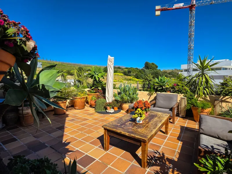 This well-presented corner penthouse in La Duquesa combines generous outdoor space, sea views and a convenient coastal location within walking distance to the beach. Set within a popular residential community, the property offers access to four communal s