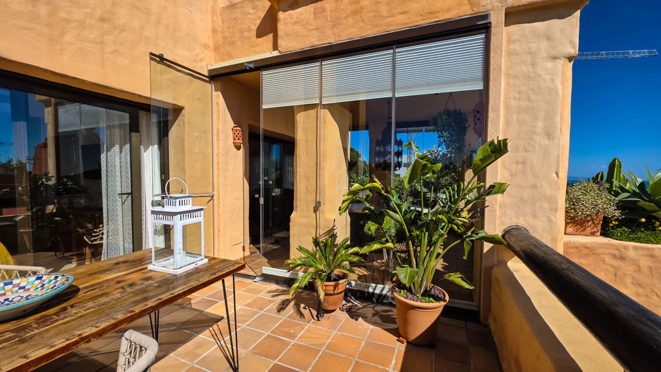 This well-presented corner penthouse in La Duquesa combines generous outdoor space, sea views and a convenient coastal location within walking distance to the beach. Set within a popular residential community, the property offers access to four communal s