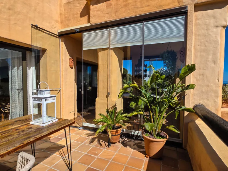 This well-presented corner penthouse in La Duquesa combines generous outdoor space, sea views and a convenient coastal location within walking distance to the beach. Set within a popular residential community, the property offers access to four communal s