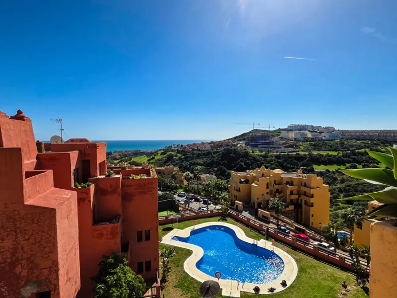 This well-presented corner penthouse in La Duquesa combines generous outdoor space, sea views and a convenient coastal location within walking distance to the beach. Set within a popular residential community, the property offers access to four communal s